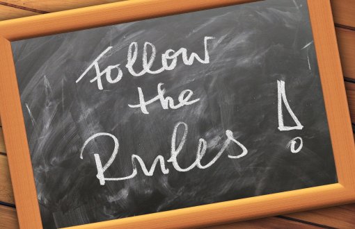 tabliczka z napisem "follow the rules"