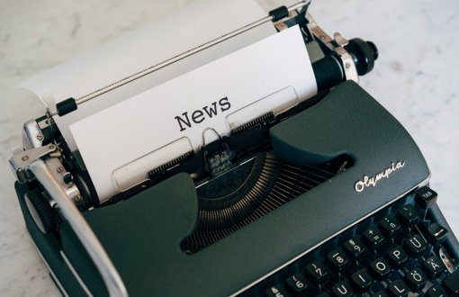 kartka w maszynie do pisania z napisem news