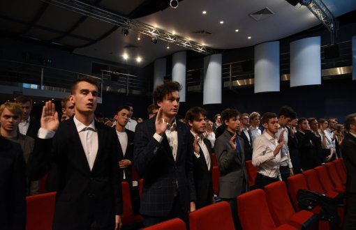 nowi studenci podczas przysięgi