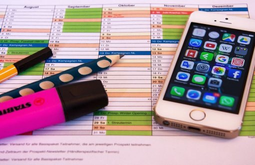 plan zajęć, przybory piśmiennicze i telefon