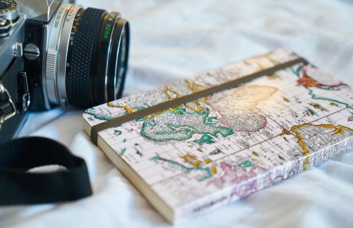 aparta fotograficzny i notes z mapą