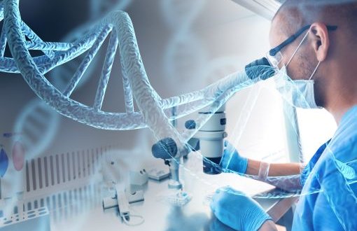 mężczyzna pracujący przy mikroskopie i grafika kodu dna