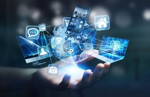 dłoń a nad nią grfika z komputerem, laptopem i smartfonem