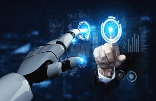 ręka robota dotyka ręki ludzkiej przez szybę