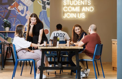 studenci siedzą w budyku IFE w przestrzeni wspólnej
